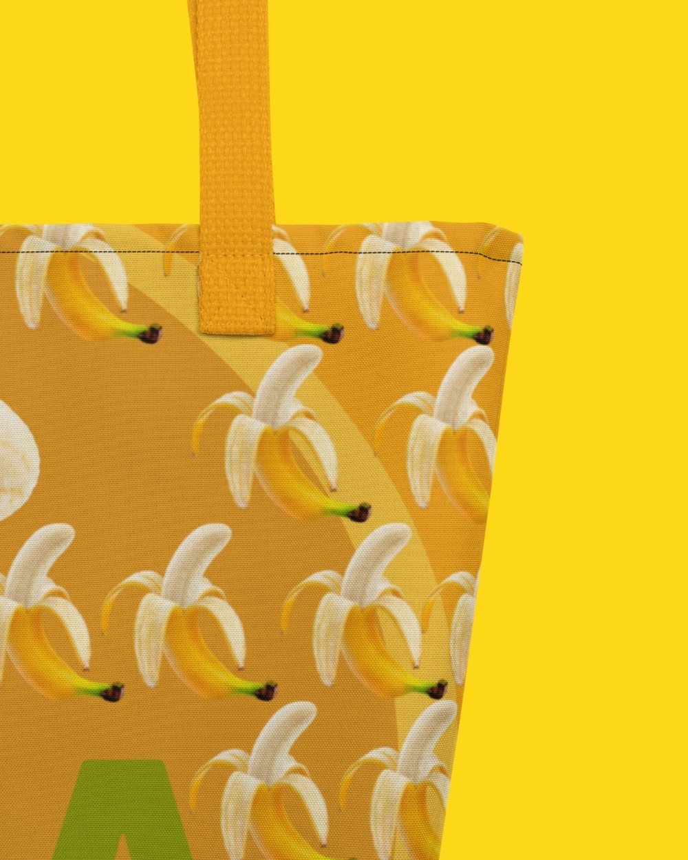 The photo shows a shopping bag style bag that has "ca zzo che" and many bananas printed on it. You can buy this stylish bag design here in the "LA BELLA VITA club".  The main colours are yellow.