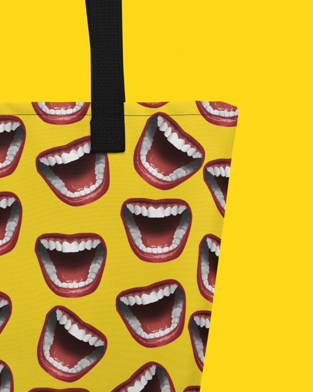 Our bag design "Salve & Ciao" has yellow as its main colour. Dozens of smiling mouths are printed on both sides. On one side it says Salve, on the other side it says Ciao. 