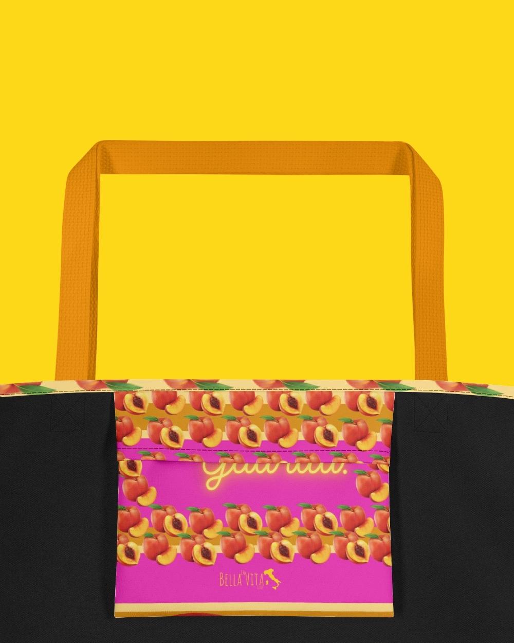 Our statement bag "Guarda" has yellow and pink as its main colours. Next to the inscription "Guarda", which means "look". On one side is the inscription "Guarda" with lots of little peaches. On the back are three large peaches. 