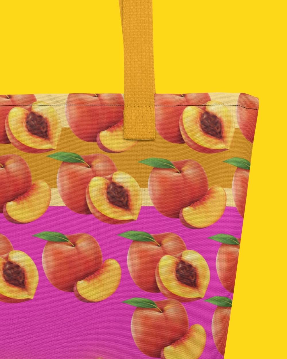 Our statement bag "Guarda" has yellow and pink as its main colours. Next to the inscription "Guarda", which means "look". On one side is the inscription "Guarda" with lots of little peaches. On the back are three large peaches. 