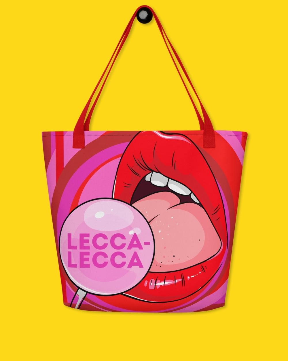 Our "Lecca-Lecca" bag motif has red tones as its main colours. On one side you see an XL lollipop with the inscription Lecca-Lecca, on the other side you see dozens of small lollipops. Lecca-Lecca means lollipop.
