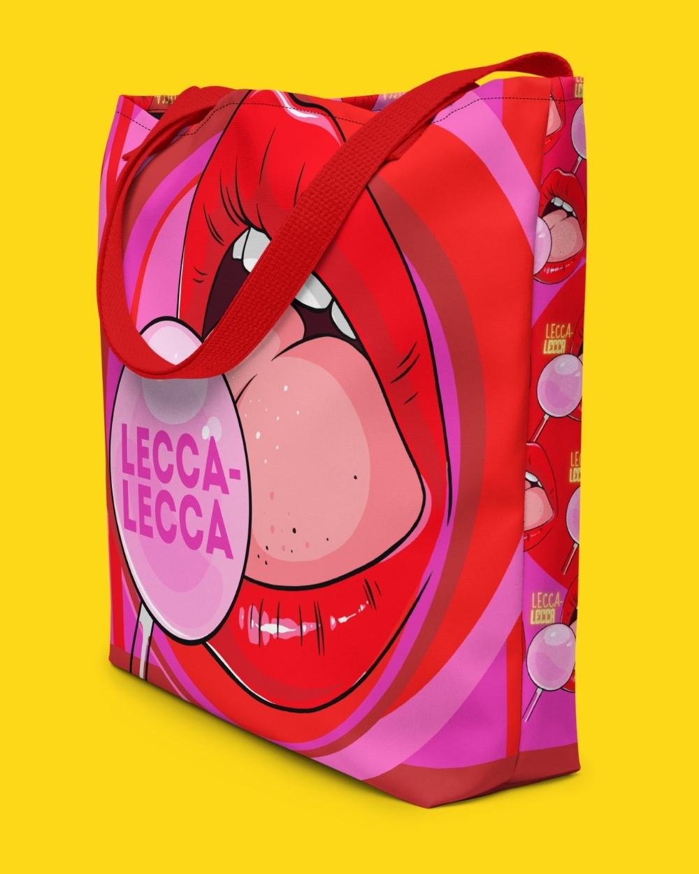 Our "Lecca-Lecca" bag motif has red tones as its main colours. On one side you see an XL lollipop with the inscription Lecca-Lecca, on the other side you see dozens of small lollipops. Lecca-Lecca means lollipop.