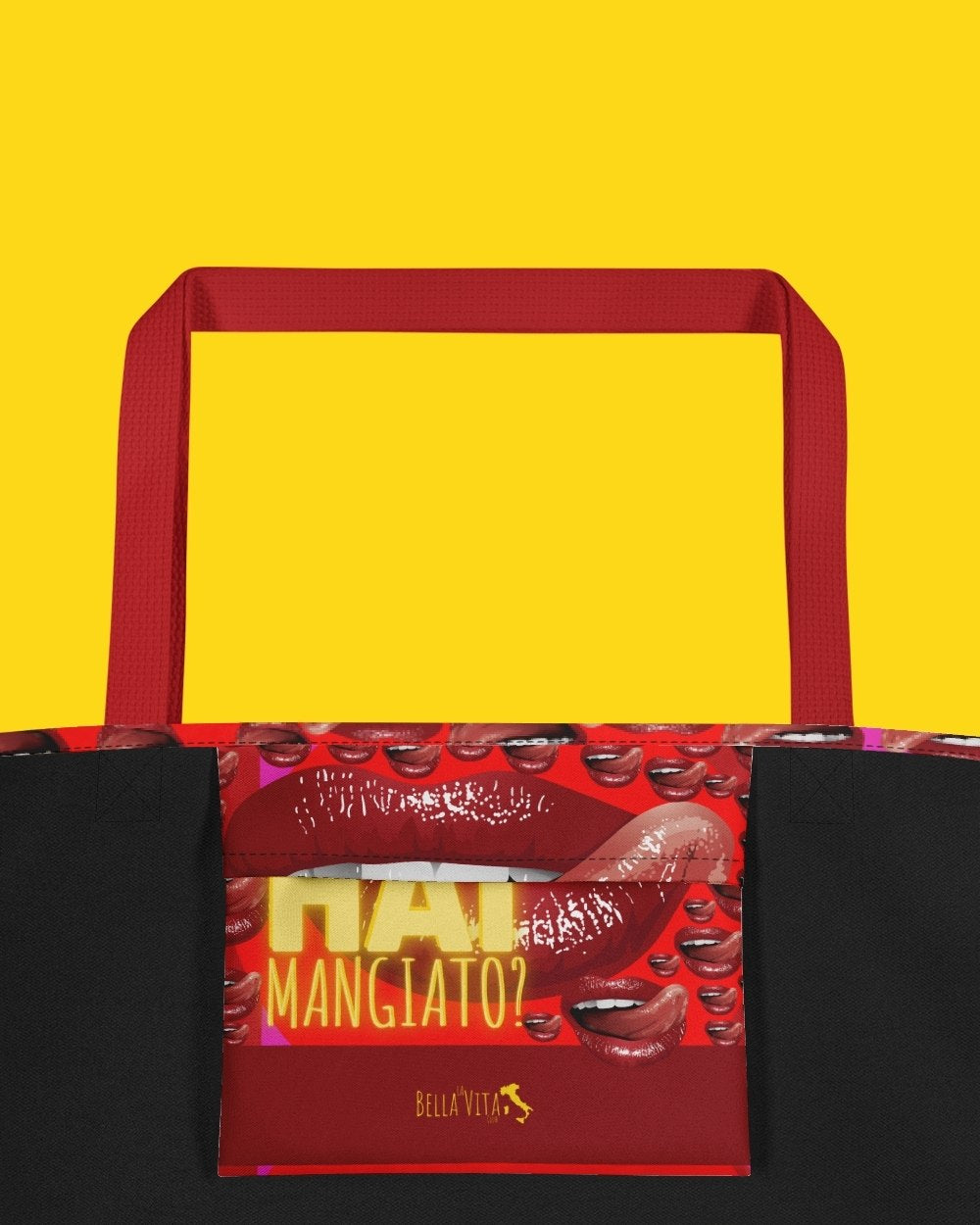 Our "Ho Mangiato" design has red as its main colour. On one side you see a laughing mouth with the question "Hai mangiato?", on the other side "ho mangiato", meaning "Have you eaten?" and "I have eaten". 