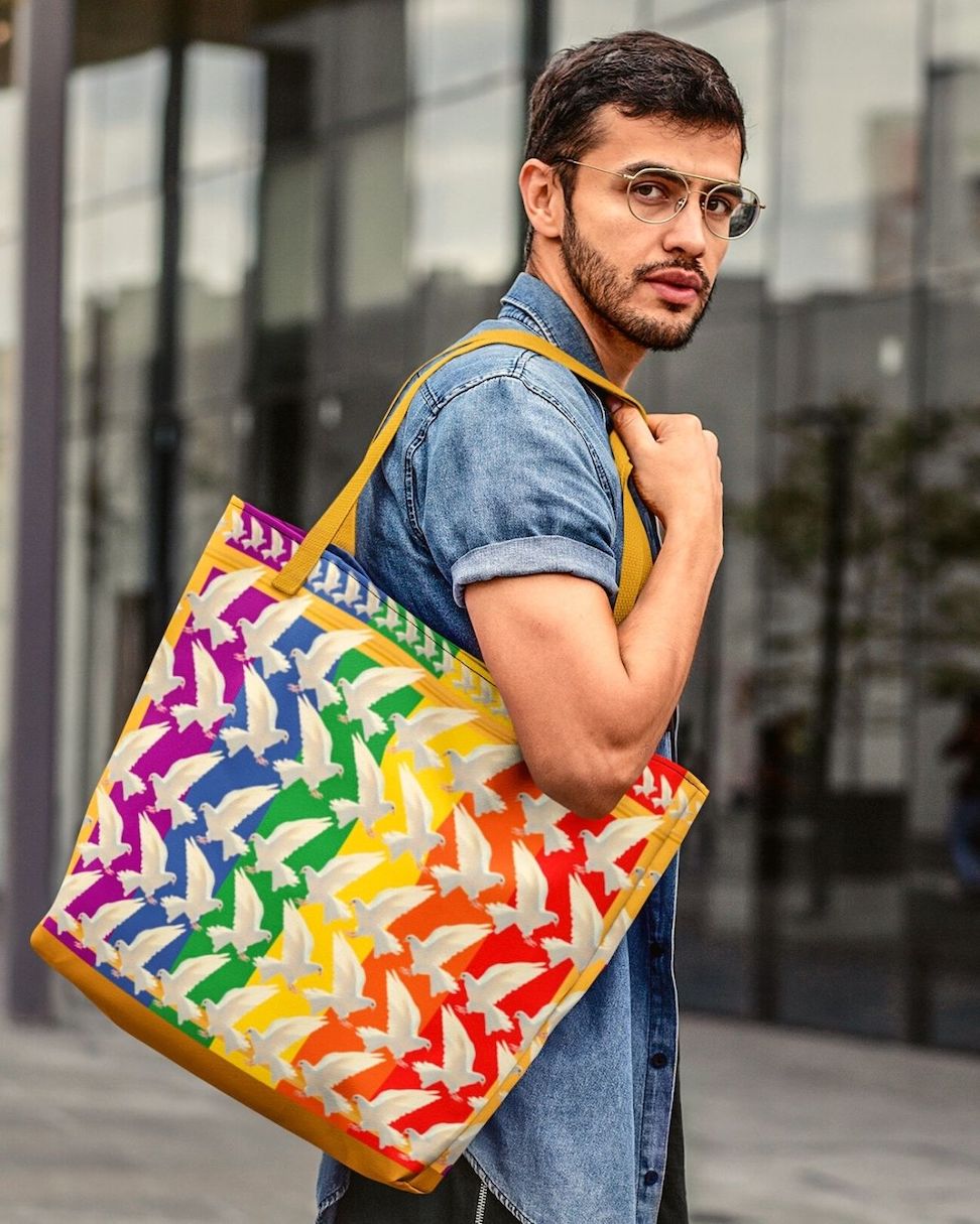 the motif of this bag is called pace, meaning peace. on one side you see an army of peace doves, on the other side white wings. the background on both sides is the rainbow flag. 